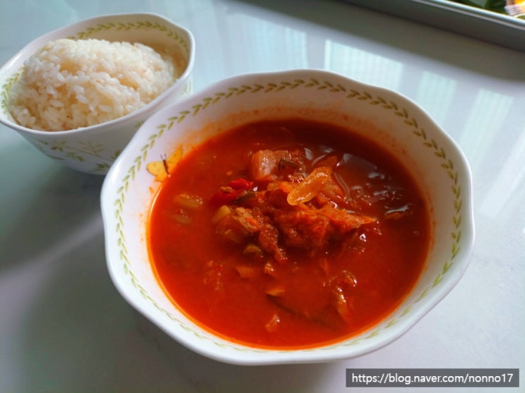  비비고 사골국물 이용한 맛있는 참치김치찌개 초간단 레시피