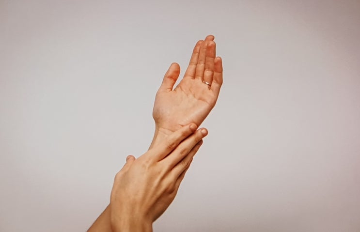  손목 건초염 증상 5가지와 치료 방법? 손목이 아플때 통증 해결