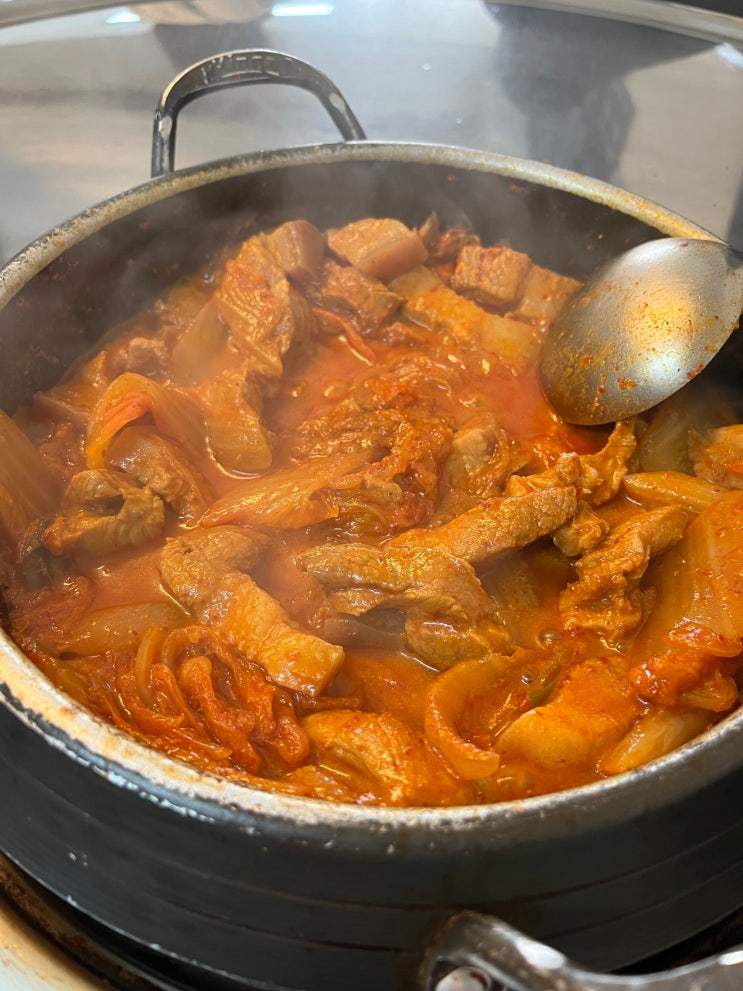  겨울 오기 전에 김치짜글이 한 판 / 고등어찌개도 접수 / 이불 덮고 베개 베는 고양이 / 경찰차 6대 뜸 / 부엌에도 TV 설치