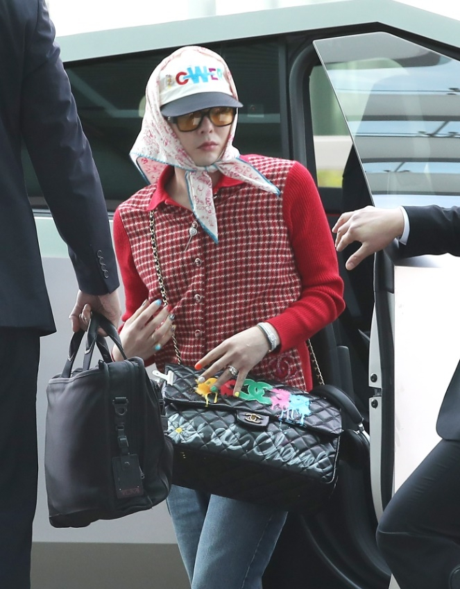 <b>지드래곤 공항</b>패션 커스텀... (테슬라 사이버트럭 타고 <b>등장</b>)