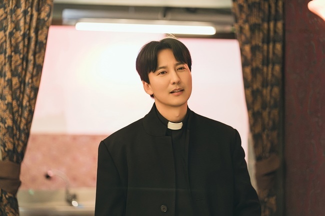 <b>김남길</b> “우린 <b>미치광이</b>, 빌런들 어떡하지?”(<b>열혈사제2</b>)