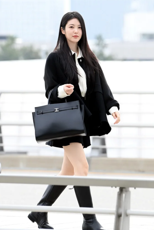  배우 신예은 블랙룩 공항패션