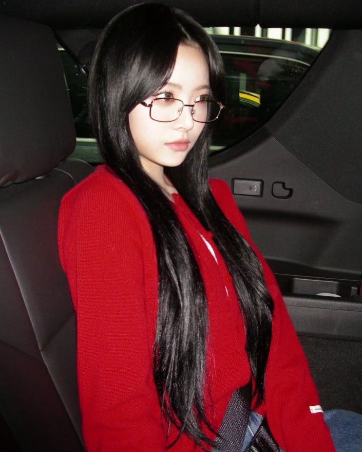  르세라핌 홍은채 공항 패션 레드 가디건
