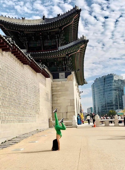 <b>전신 레깅스</b> 입고 <b>경복궁서</b> 요가한 베트남 여성..."수치스럽다"