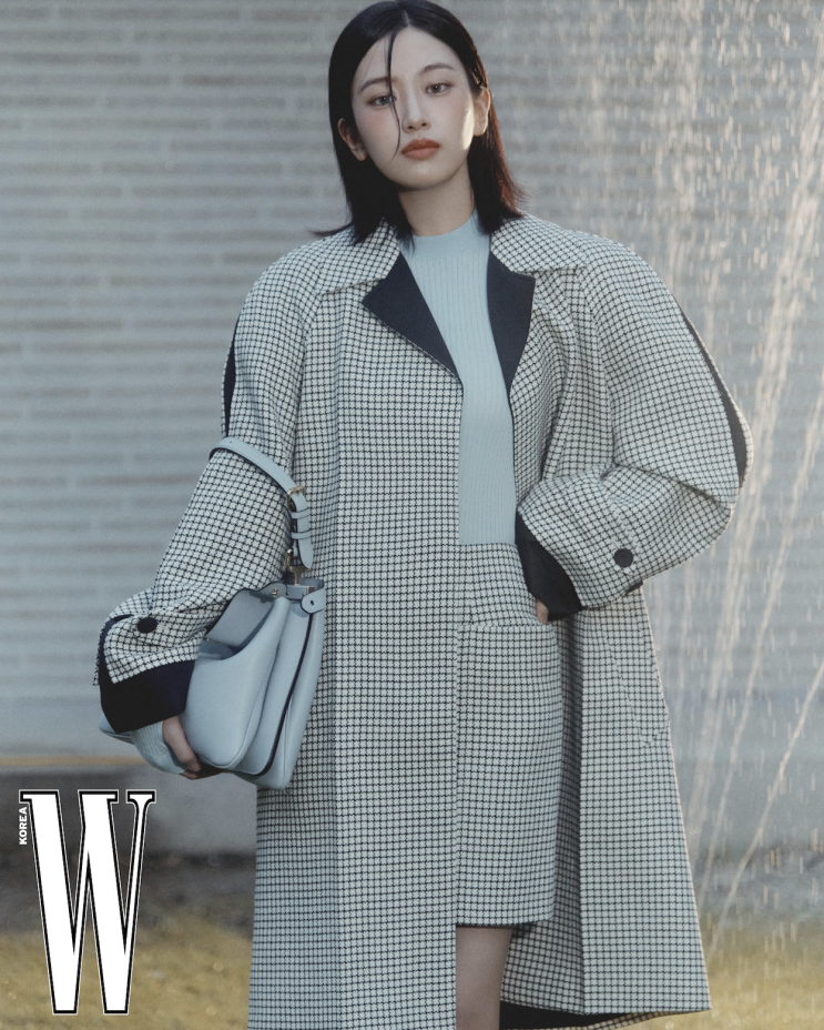  펜디 백 피카부, 원피스 아이브 안유진 더블유코리아 2024 윈터 홀리데이 컬렉션은?