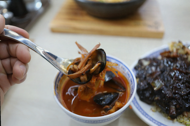  해산물 좋아하는 친구들과 점심, 역전뚝배기짬뽕의 매콤한 중화비빔밥에 감동!