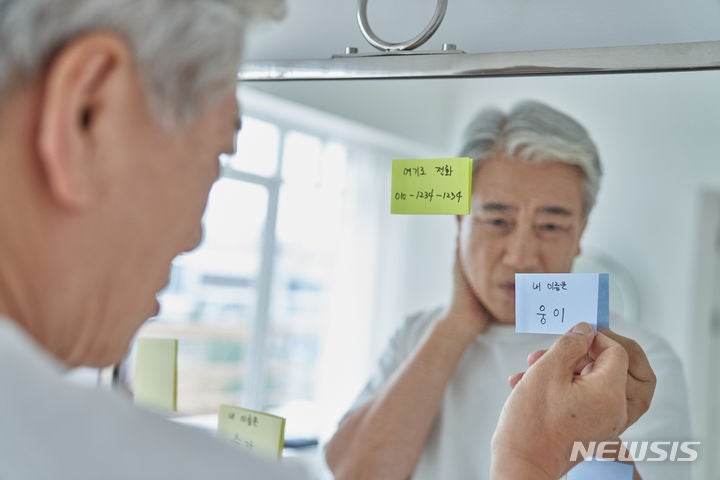 "2050년 독거노인 4명 중 1명은 치매의심…119만명 달할 것" "2050년 독거노인 4명 중 1명은 치매의심…119만명 달할 것"