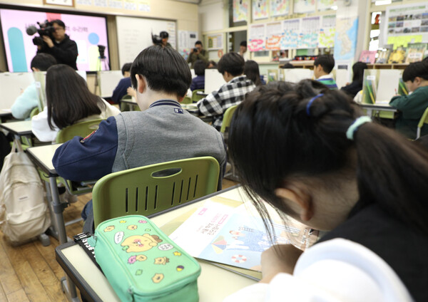 수업거부 아이 팔 잡아끄는 것이 아동학대일까? 수업거부 아이 팔 잡아끄는 것이 아동학대일까?