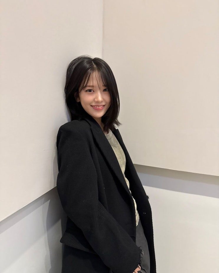 아이브 안유진 롱코트 장신 매력발산