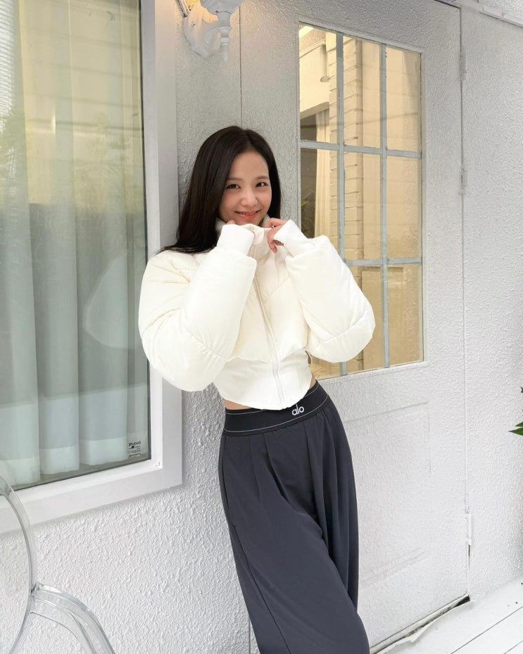  블랙핑크 지수 허리 라인이 돋보이는 패딩 가격 정보