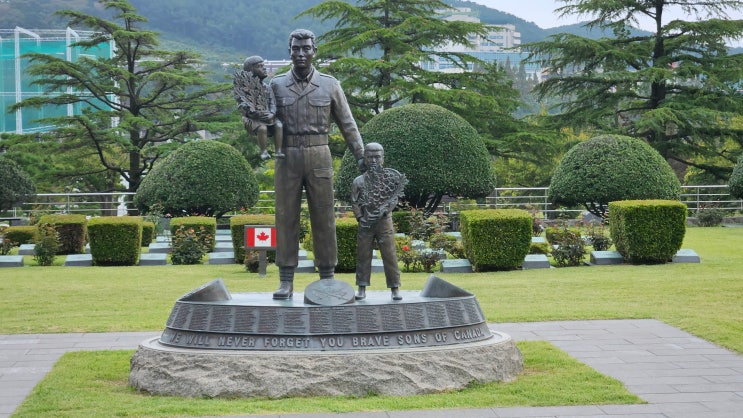부산광역시 여행 ( 6.25전쟁에서 전사한 유엔군들을 안치한 추모시설이자 세계 유일의 유엔군 묘지 "UN기념공원" / 6.25참전국의 조각품을 기증받아 조성한 "UN조각공원") 부산광역시 여행 ( 6.25전쟁에서 전사한 유엔군들을 안치한 추모시설이자 세계 유일의 유엔군 묘지 "UN기념공원" / 6.25참전국의 조각품을 기증받아 조성한 "UN조각공원")