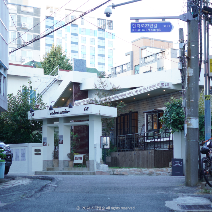  광안리 카페 덕미 아틀리에? 아뜰리에? 덕미의 세 번째 공간이자 미친 맛 치즈케이크가 있는 예쁜 카페,, 아늑해..