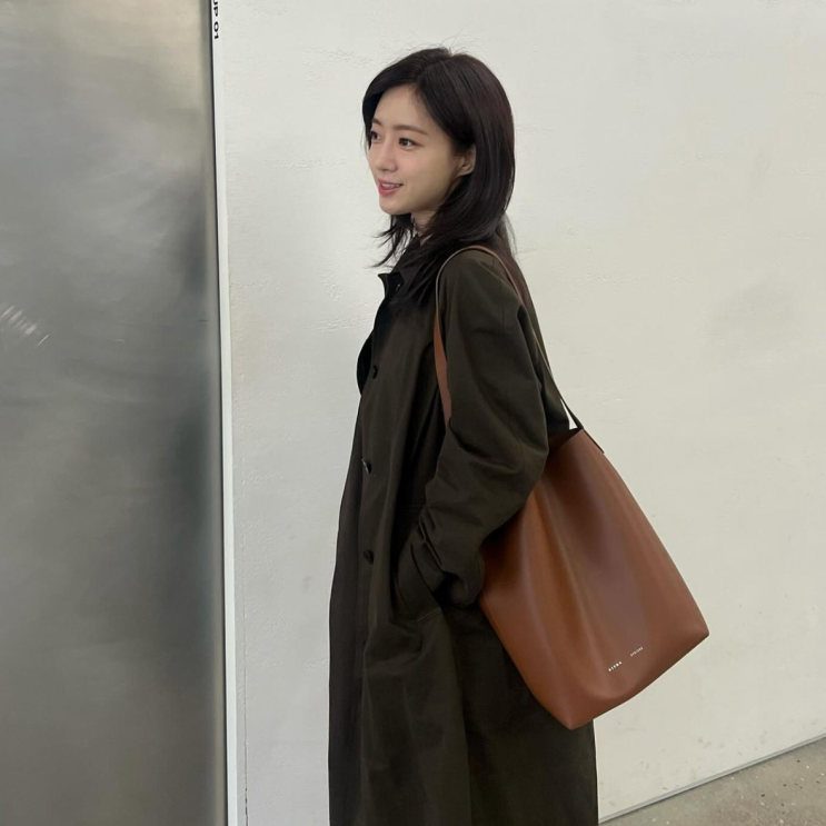  드뮤어룩 함은정 가방 헤르마 카바스 숄더백 고급스러워