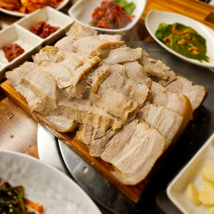  돔베보쌈을 처음 먹어봤는데 맛있군요