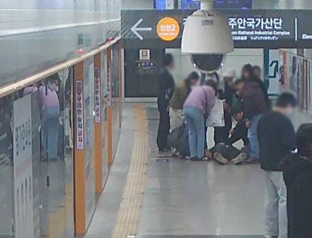  "남편이 숨 안 쉰다" 인천 지하철서 의식 잃은 70대男… 퇴근길 공사 직원이 구해 [한국철도일보]