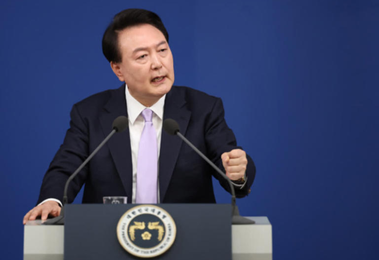 <b>기자회견</b> 생중계 도중에 반말하는 <b>대통령</b>의 태도