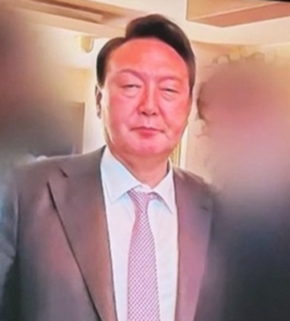 "하나 정도만 해" 윤석열 <b>대통령 기자회견 생중계</b> 도중 들린 이... 