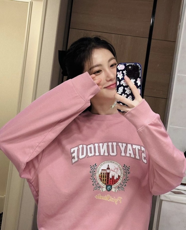  신예은 캐주얼룩 코디 프로젝트엠 오버핏 테리 맨투맨 추천!