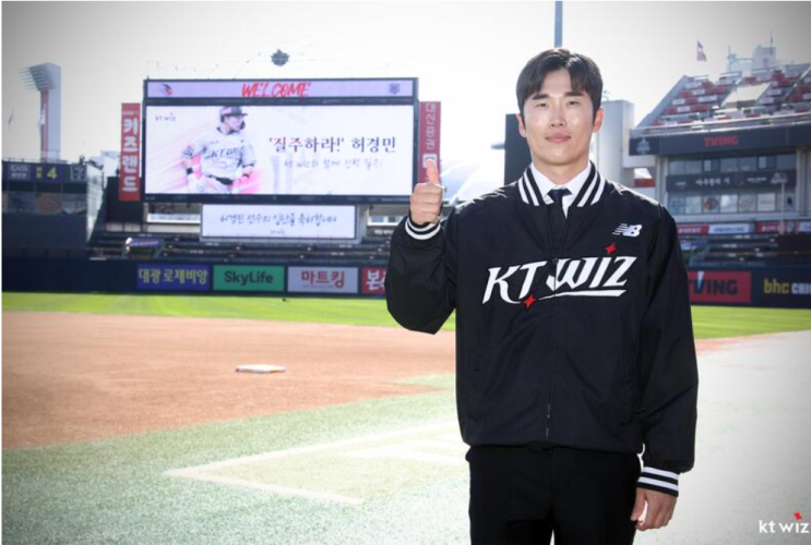<b>허경민</b>은 은퇴식까지 열어준다던 <b>두산</b>베어스를떠나 40억에... 