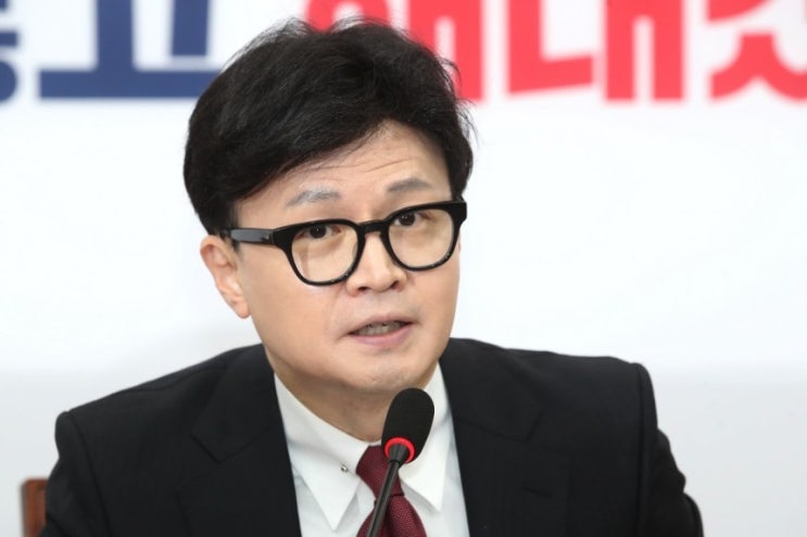 절차 즉시 추진” <b>명태균</b>, 검찰 <b>출석</b>…피의자 신분 검사 첫 조사