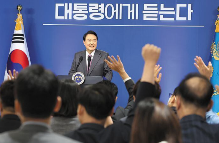 <b>윤석열 대통령</b> 기자회견: <b>담화</b>, 사과, <b>탄핵</b>, 반말 논란 (기대와... 