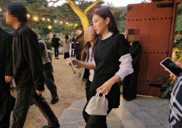<b>제니 하객룩 논란</b>, 해외 누리꾼들 '이거 맞아?'