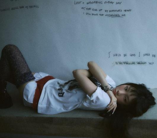 <b>태연</b>, 파격적인 패션으로... 고조… '<b>레터</b> 투 <b>마이셀프</b>' 11월... 