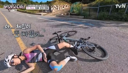 <b>무쇠소녀단</b> 설인아, <b>완주</b> 가능해? 사이클 체인 때문에 연이어... 
