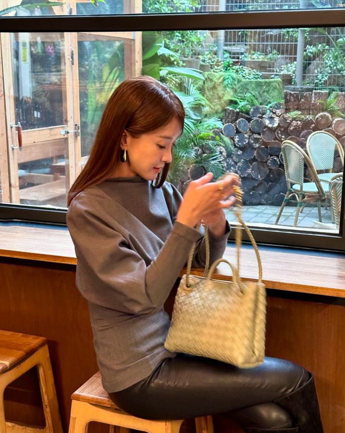  연예인 조세호 결혼식에 참석한 이시영의 시크한 40대 여자 하객룩 패션의 포인트로 보테가베네타 가방 더하기