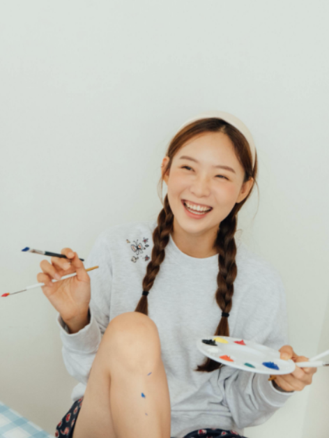  꾸안꾸 여자 데이트룩 맨투맨 코디로 젤라비가 그린 꽃무늬 자수가 매력인 여성 스웻셔츠 추천