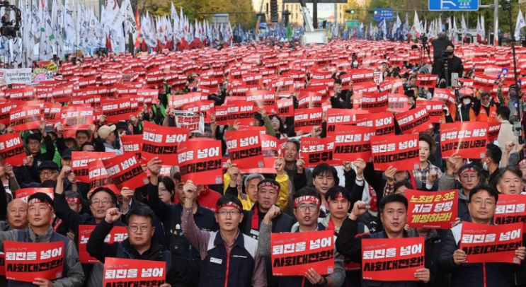 <b>민주노총</b> 등 주말 도심 대규모 집회…<b>경찰</b>과 <b>충돌</b> 11명 체포