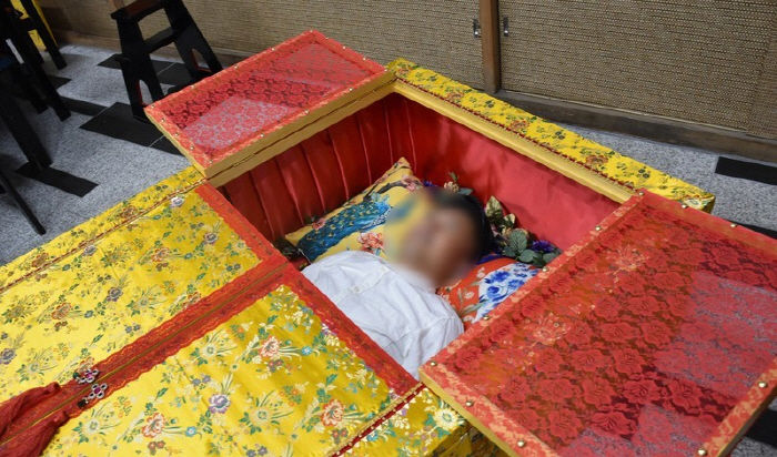 日서 유행한다는 관 카페…"죽음 체험하면 삶 절실해져" 日서 유행한다는 관 카페…"죽음 체험하면 삶 절실해져"