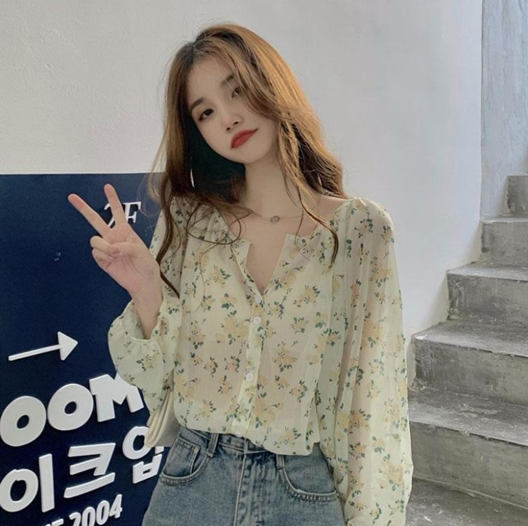  가디건 이너로 함께도 좋고 단독으로도 좋은 셔츠 타입의 화이트 쉬폰 블라우스 코디 추천