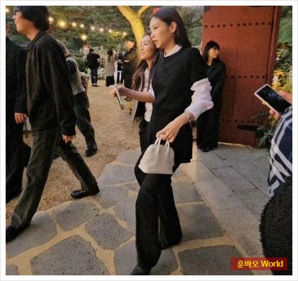 <b>제니 하객룩 논란</b> : 한국식 예의인가, 해외 팬들의 의문인가?