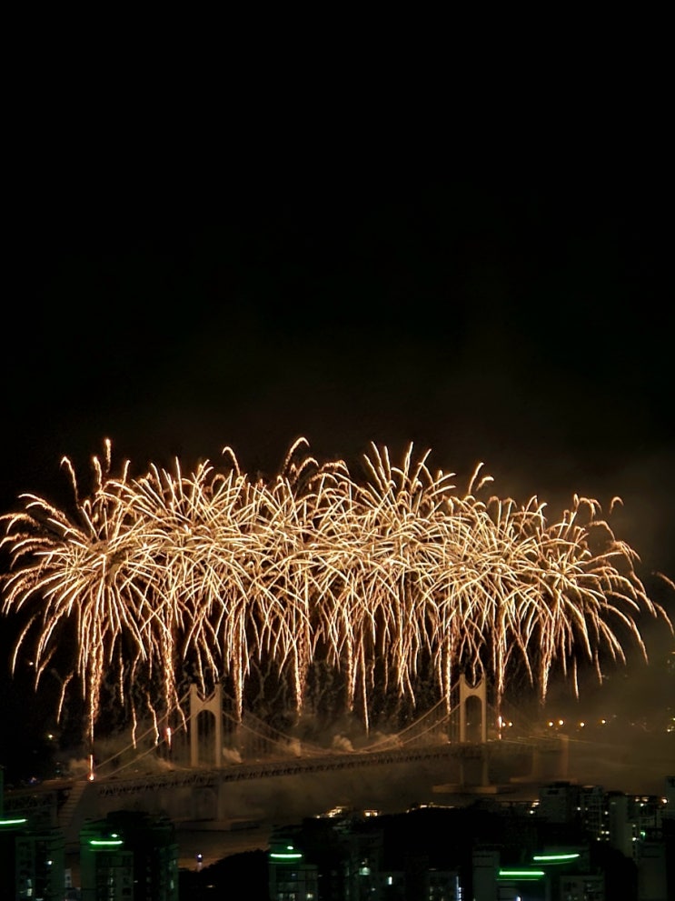  2024년 부산 불꽃축제 명당은 아니지만 사이드뷰에서 찍은 사진기록