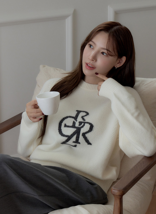  겨울 따뜻한 웜톤 여친룩을 완성할 여성 니트 코디로 시티브리즈의 아이보리 컬러 여자 스웨터 추천 w. 이나연