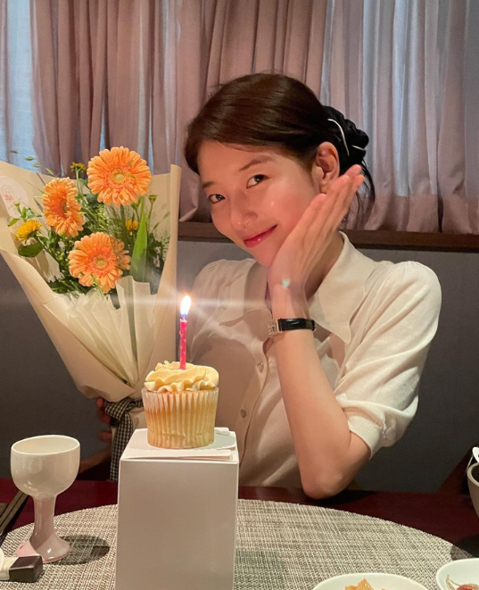  30대 여성의 데일리 드레스워치로 스퀘어의 각진 매력이 가득한 명품 브랜드 론진 돌체비타 여자 손목 시계 추천 w. 수지