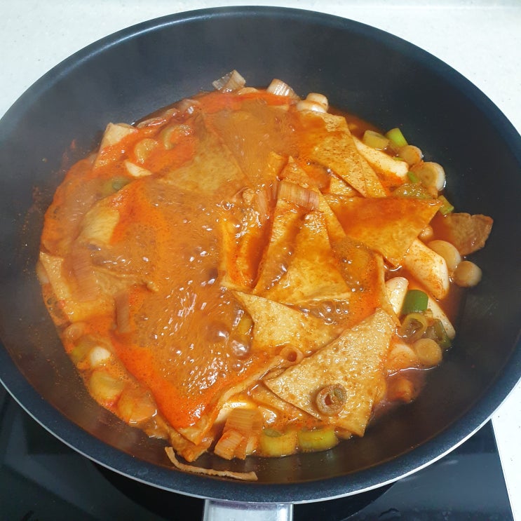  기본 재료만 들어가는 자취 떡볶이 만들기