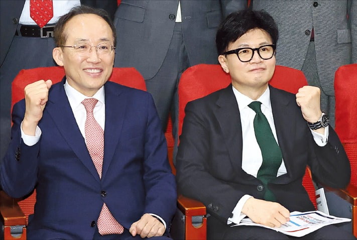 탓… / <b>트럼프</b>, 푸틴에 "우크라戰 확전 하지마" / <b>트럼프</b> "내사람... 