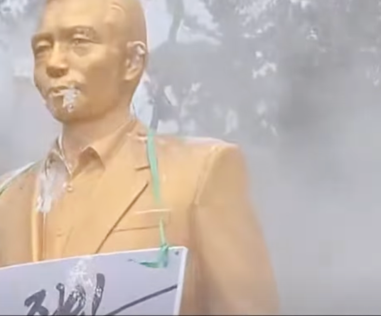 영남대 설립자 <b>박정희 동상 제막식</b> 직후 벌어진 사건!