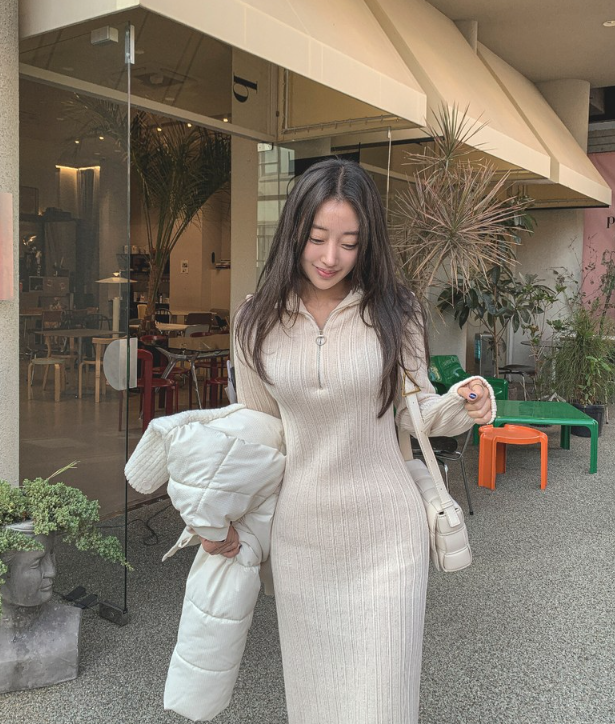  겨울 날씨에 따스한 니트 소재로 부드러운 반집업 맥시 롱 원피스와 함께한 여자 데일리룩 코디 추천