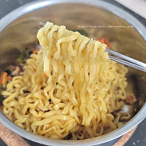 팔도비빔면2 맛 후기 (새로운 느낌의 간장후추 베이스 라면!)