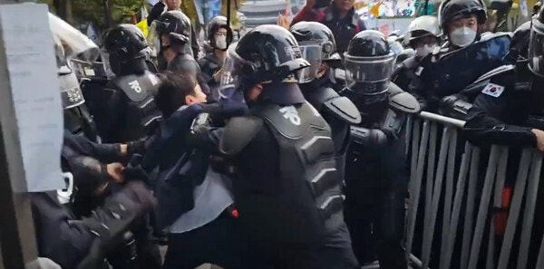 집회' '불법 폭력 <b>시위</b>' 그림 만들기?···일부러 과잉 <b>진압</b>했나