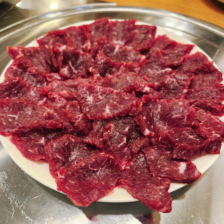  신선한 한우 뭉티기를 먹을 수 있는 방이동 술집 '소뭉집'