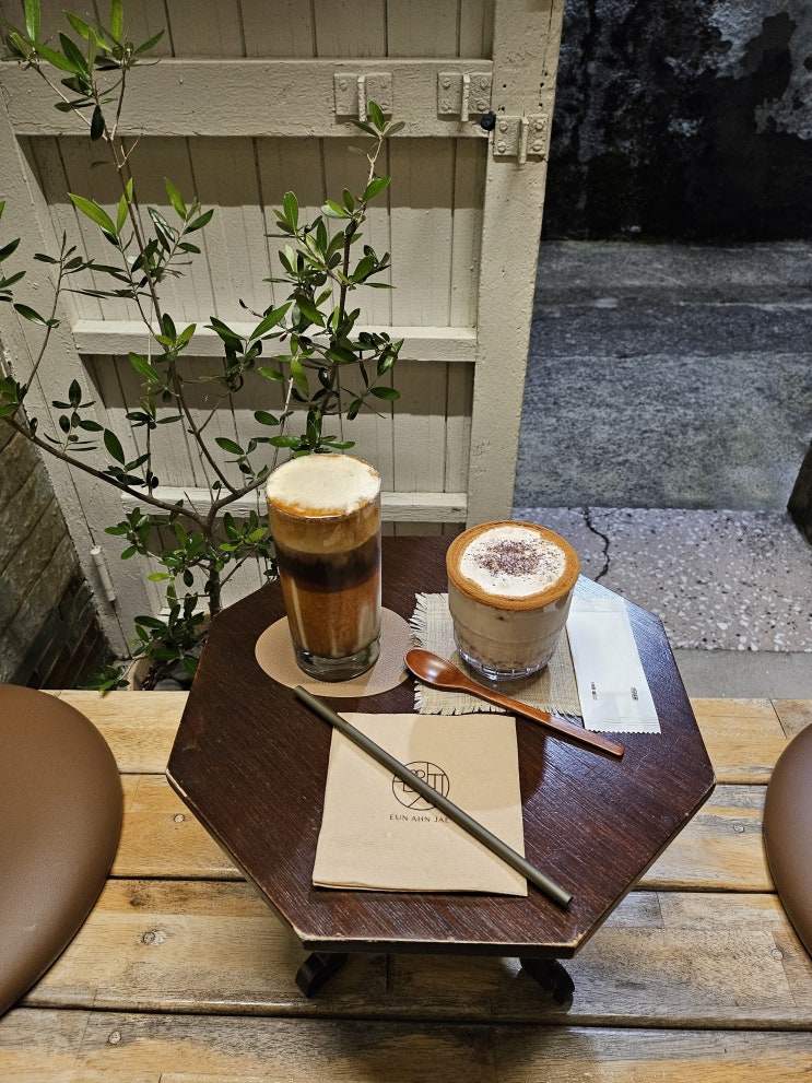  낮에도 밤에도 한옥의 멋을 고스란히 느낄 수 있는 진주 망경동 한옥 디저트 카페 은안재 내돈내산 후기