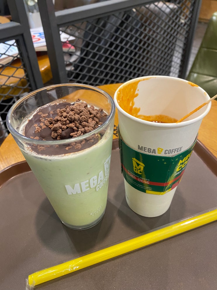  메가커피 신메뉴 피스타치오프라페 떡볶이 포레스트라떼 상큼리치티 애플티라떼 치아바타 메가 베스트메뉴 사과유자차 귤스무디단종 수송동카페