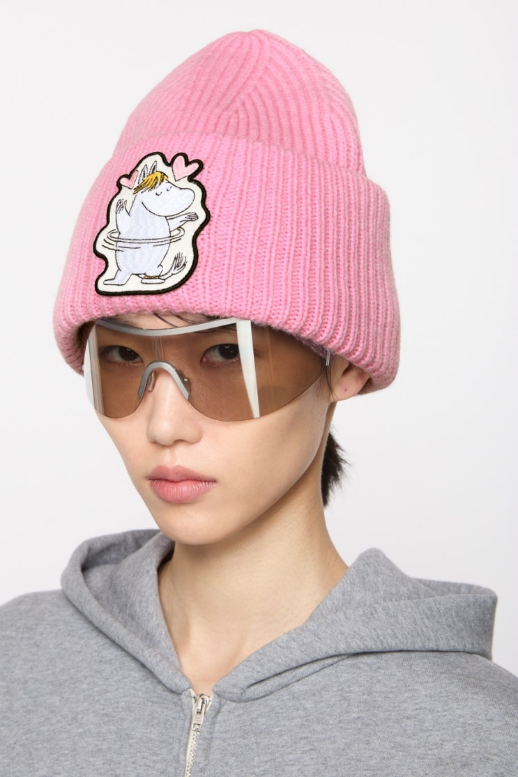  12월 크리스마스 명품 선물 추천! 아크네 스튜디오(Acne Studios), 무민 탄생 80주년 기념 컬렉션 론칭 정보