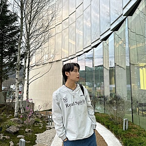 인터크루 브이넥 피스테 우븐맨투맨 바람막이맨투맨 봄코디 데일리룩