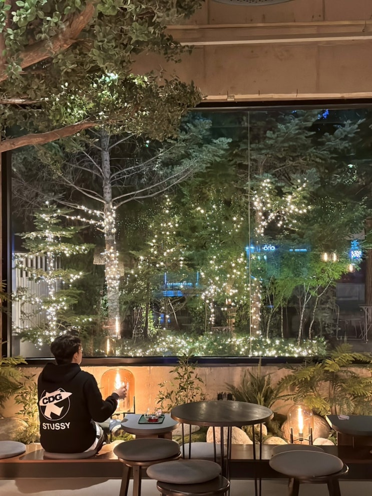  서울 발산 대형카페 어나더사이드 : 숲속 크리스마스 분위기 명소