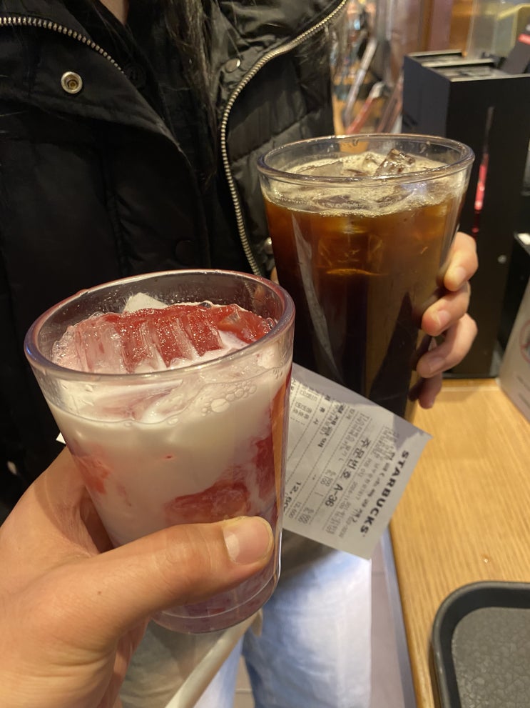  서울대입구역붕어빵 2마리 천원 스벅베어리스타 케이크칼로리 스타벅스캘린더 텀블러 딸기라떼 프리퀀시적립 봉천동abc신발가게